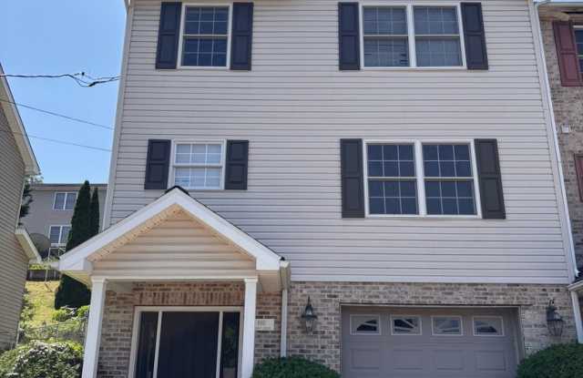 3 Bedroom/2.5 Bath Townhome located in close to the Hospitals! Available Now through 2026! - 880 Tremont Street, Monongalia County, WV 26505