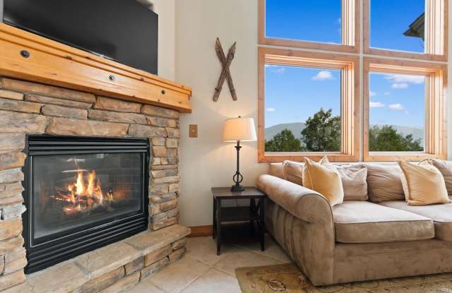 3 Bedroom pus Bonus room- Bright townhome on Quiet Street- Fully Furnished Gallery 3