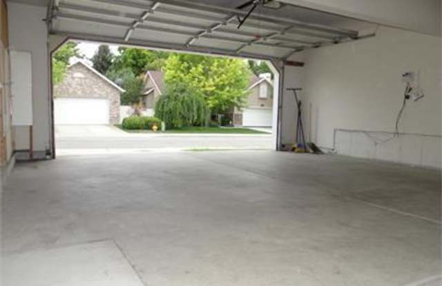 923 E Michael Mills Pl Gallery 3