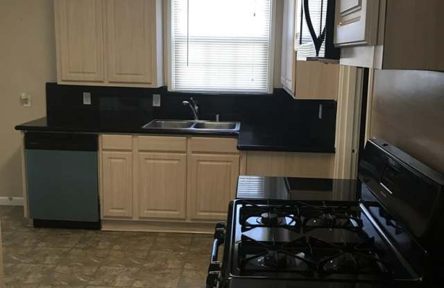 Spacious 2 Bedroom 1 Bath House in Oakland -- Coming Soon !!! Gallery 3