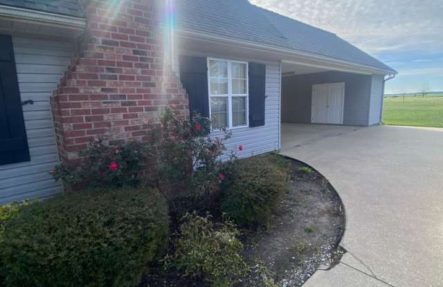 Stunning 3 Bed, 2.5 Bath Home on 2.5 Acres with Inground Pool, Guest Suite, and Outdoor Kitchen in Saint Martinville, LA Gallery 3