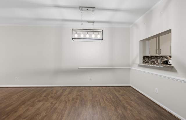 2347 Charing Cross Road - 1 Gallery 3