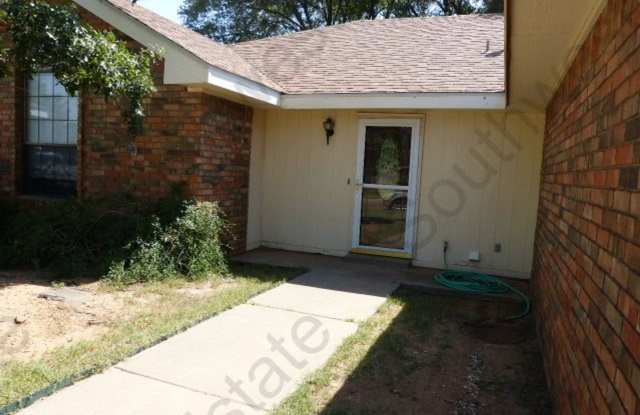 Spacious 3 bedrooms 2 baths home with 2 car garage - 521 Merrill Drive, Clovis, NM 88101
