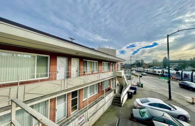 1 bedroom, 1 Bath Apartment in Columbia City! $1500 Per month photos photos