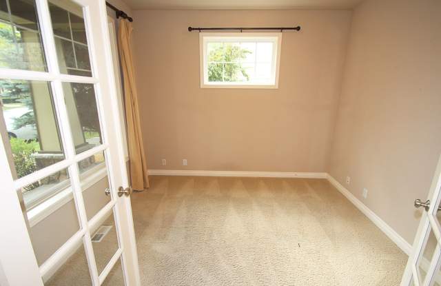 Updated 4-Bedroom Redmond Home | 2-Car Garage | 2,540 SF Gallery 4