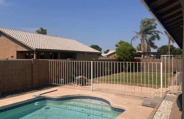 4 beds, 3 car garage and pool Gallery 4