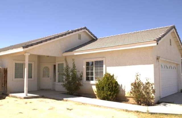 Charming Single-Family Home in Prime Location! Gallery 3