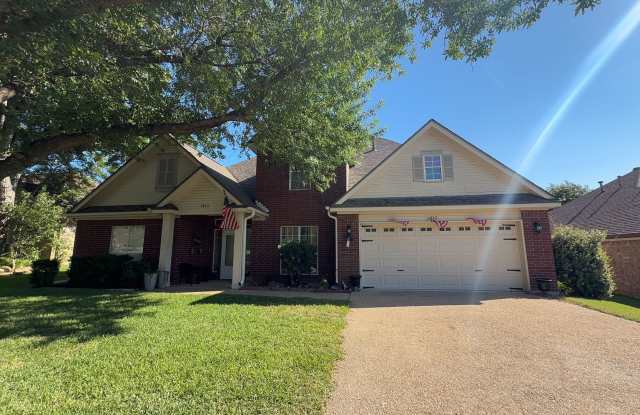 AMAZING 4 (or 5) bedroom home with a relaxing back yard! NEW PRICE! photos photos