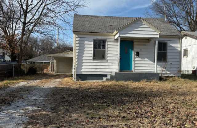 Large 2 Bedroom Home with a Garage - 741 North West Avenue, Springfield, MO 65802