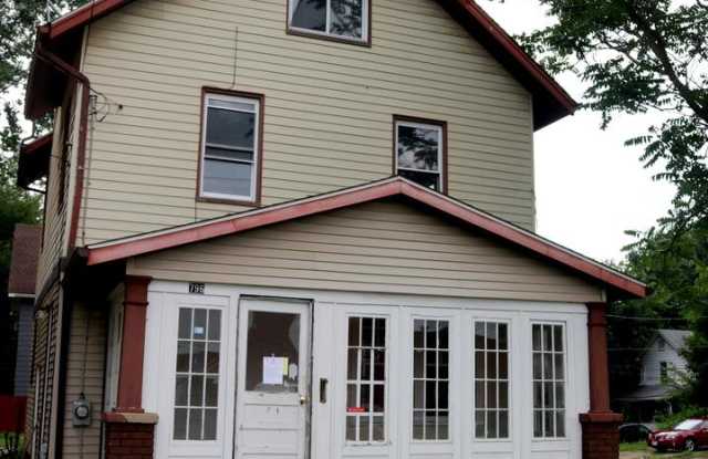 Quaint 4 bedroom, 2 bath home Gallery 3