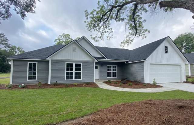 Spacious and Updated 4/2 in Quiet Hahira Neighborhood - 414 East Lawson Street, Hahira, GA 31632