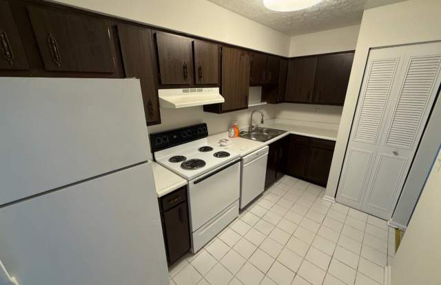 Newly Renovated 2 bedroom/1.5 bath condo in Wildwood Circle photos photos