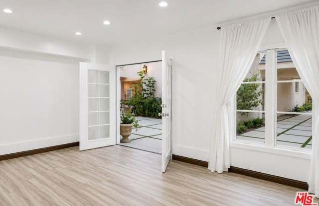 1174 Coldwater Canyon Drive Gallery 1