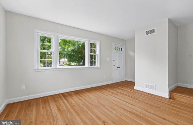 2214 COMMONWEALTH Avenue Gallery 3
