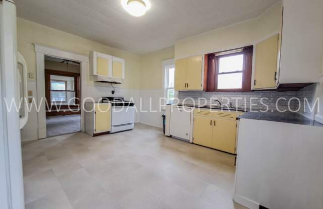 Spacious 4-Bedroom De Soto Home with Large Yard + Detached Garage Gallery 4