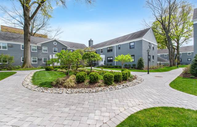 Leonia Manor: In-Unit Washer  Dryer, Heat, Hot  Cold Water Included, Cat  Dog Friendly, and Walk-In Closets Gallery 2