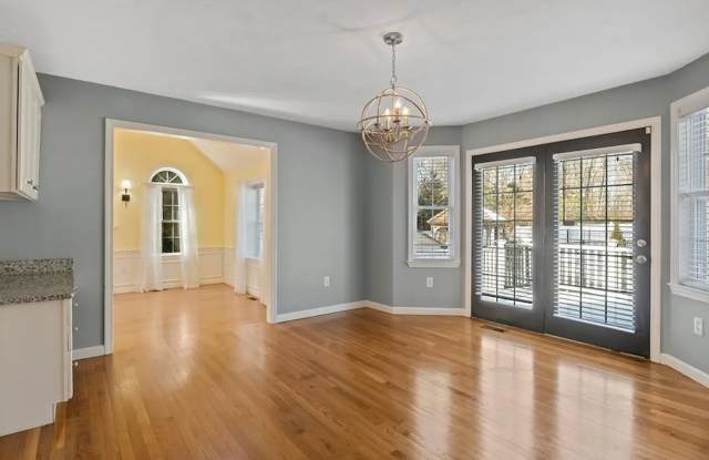 Gorgeous 3 Br -  2 1/2 Ba  Colonial with Pool in Sandwich - Year Round Rental Gallery 4