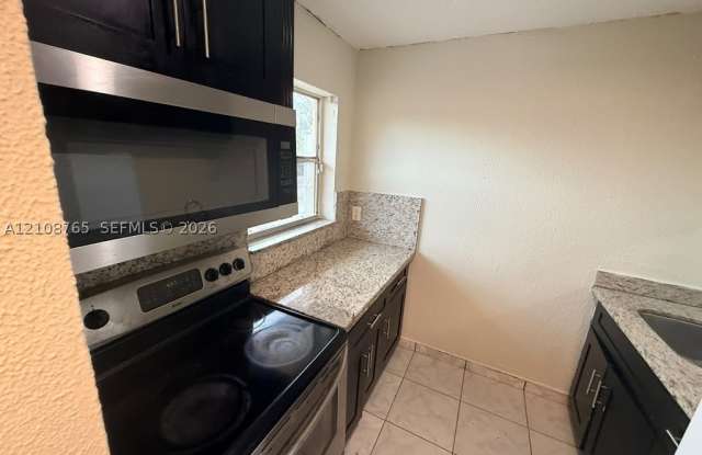 2721 NW 23rd Ct Gallery 1