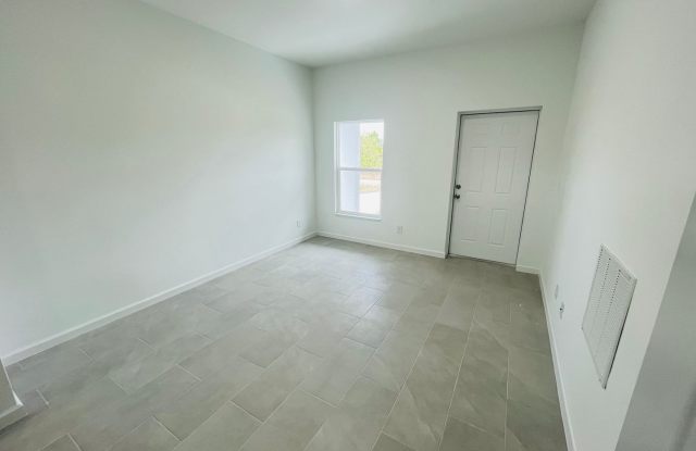 Bright & Modern 2 Bed-1 Bath Pet-Friendly Home in Desirable Lehigh Acres! Gallery 4