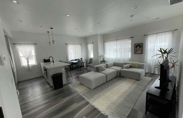 Stunning 2 Bed 2.5 Bath Townhome! photos photos