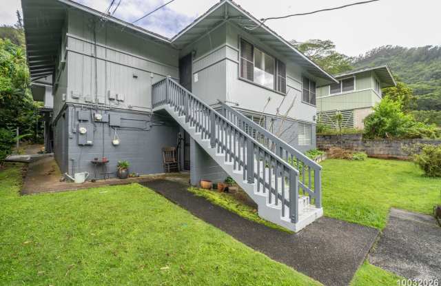 Recently Renovated 2BR/1BA/2 tandem PKG (covered & uncovered) in Kalihi Valley! Gallery 3