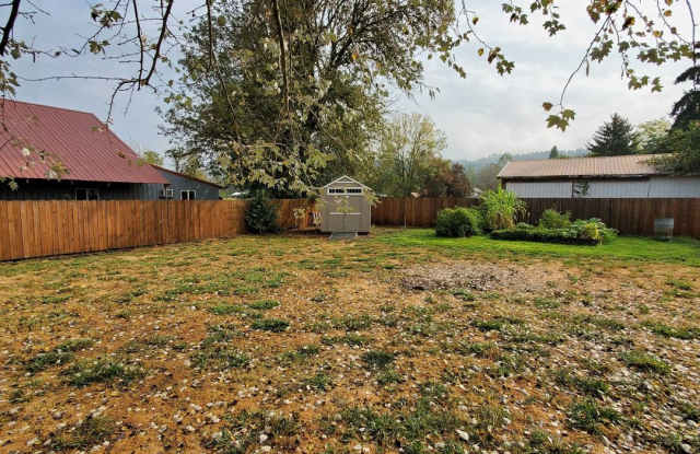 Pet Friendly 3 Bedroom 2 Bath home with large backyard in Brownsville, OR photos photos