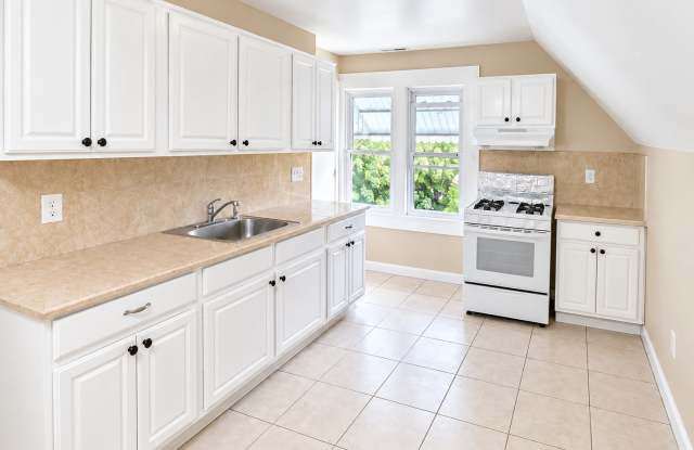 Renovated 2 Bedroom, 1 Bath Apt - Available Today! Gallery 3
