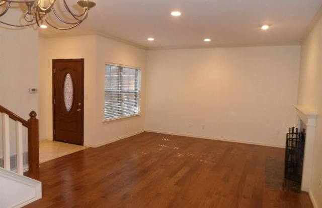 5735 Remington Park Square Gallery 4