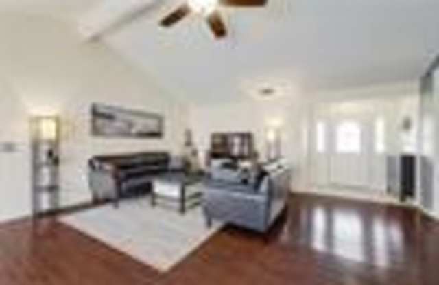 12004 Wander LN Gallery 3