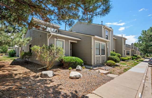 Beautiful 2 Bed, 2 Bath Townhome | Vaulted Ceilings, Private Courtyard & Fireplace photos photos