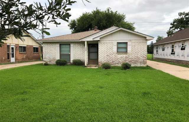 239 S Iowa Street - 239 S Iowa St, La Porte, TX 77571