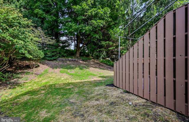 207 STEEPLE CHASE Circle Gallery 4