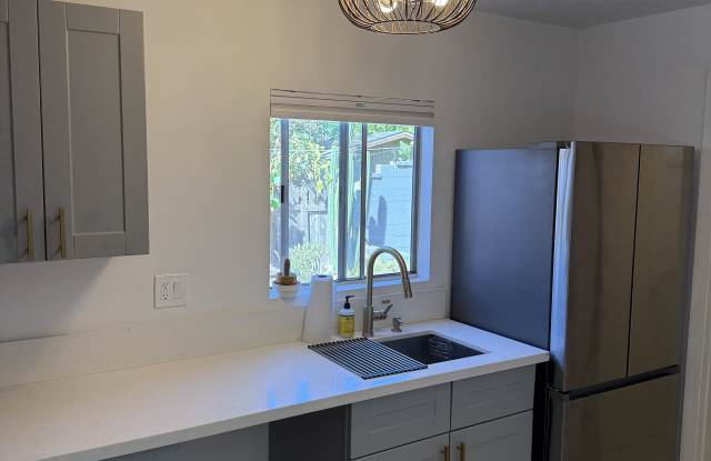353 1/2 East Mcfarlane Drive Gallery 4