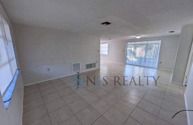 Newly renovated 2 bed, 2 bath home with fenced in yard... NEW NEW NEW Gallery 4