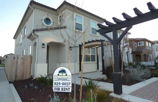 Beautiful Newer 3 Bedroom Home! Great Location! Gallery 1