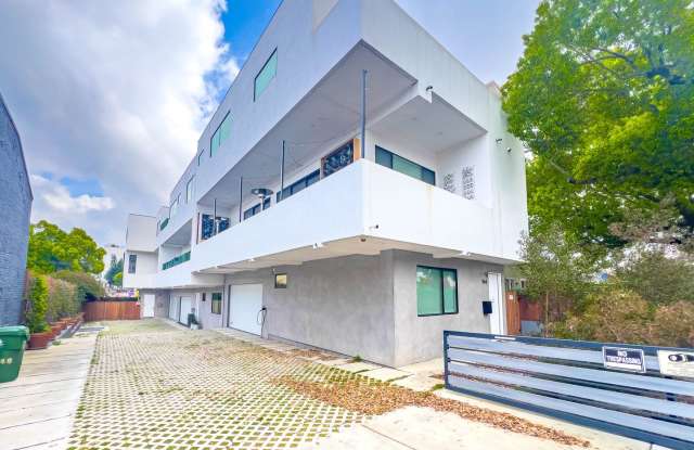 3 BR / 3.5 Bath Renovated Town-House in Prime Silverlake! Gallery 3
