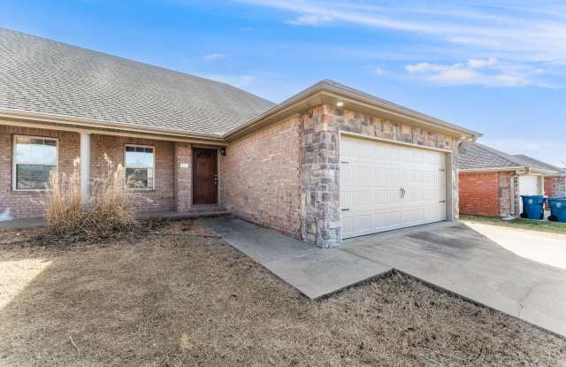 Introducing a spacious duplex with a great location in Bentonville, AR photos photos