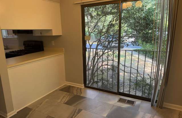 Charming End-Uit Townhome Nestled in Potomac Gallery 4