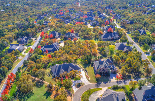Stunning Luxury Home in East Edmond with a Pool/Jacuzzi + Woody Creek Addition + Theater Room+/5 beds/6.5 Baths / Study/ Formal Dinning + Formal Living - Edmond Schools photos photos