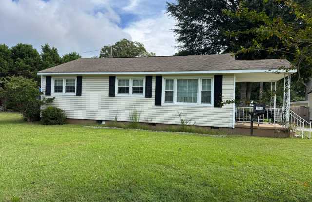Charming 2BR/2BA Home Near Historic Downtown New Bern Gallery 1
