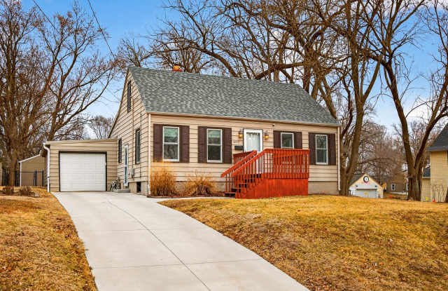 LARGE BACKYARD!! 3 Bedroom, 2 Bathroom Home In Urbandale! photos photos