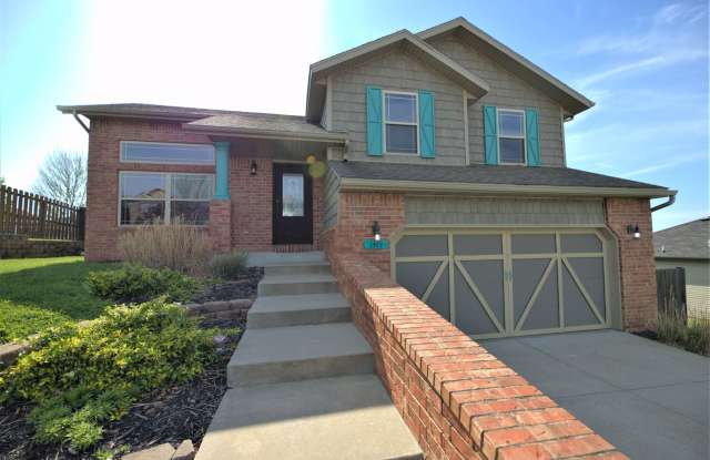 Spacious Ozark Home with Two Living Areas & Fenced Backyard Gallery 1