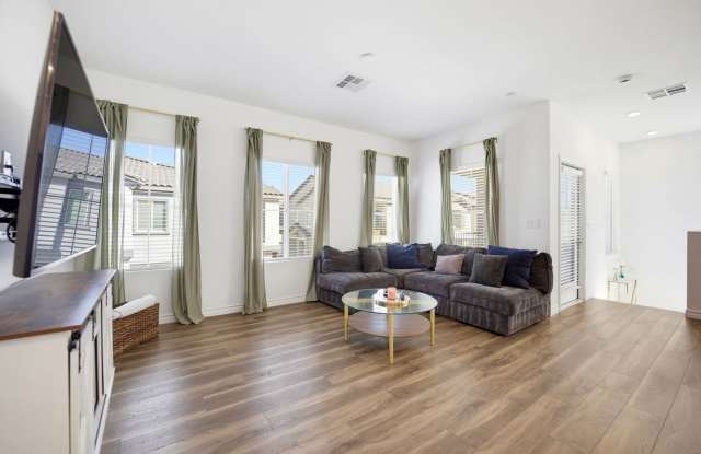 Fully Furnished & Move-In Ready | Two King En Suites + Garage | Avail 2/1 Gallery 1
