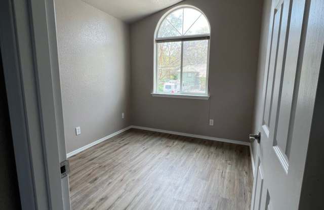 3 Bedroom, 2.5 Bathroom Townhouse - Near Oregon Tech and Sky Lakes! Gallery 4