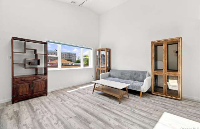 537 E Broadway Gallery 4