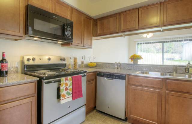 Cedar Lake Apartments and Townhomes photos photos