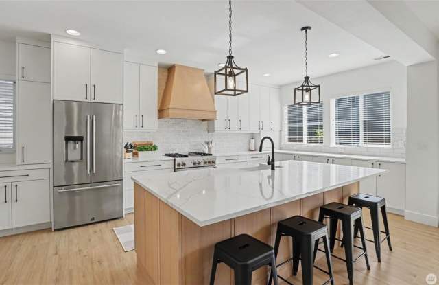 Luxury Updated Home in The Reserve | 5 Beds + Bonus Room Gallery 4