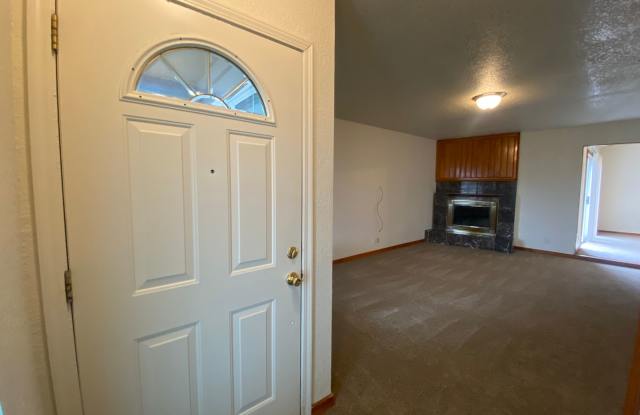 Cute Two Bedroom Deplex! Gallery 3