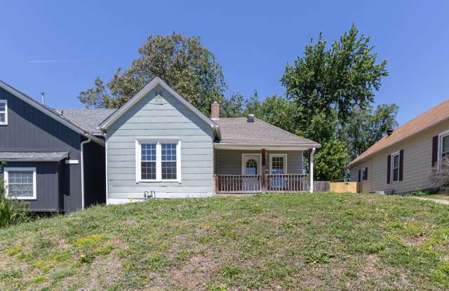Remodeled 2-Bedroom Home in Saint Joseph with Washer/Dryer and Large Fenced Yard - 3305 Doniphan Avenue, St. Joseph, MO 64507