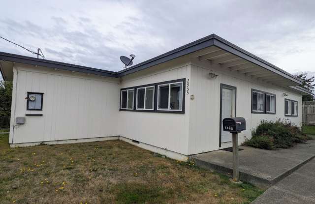 Conveniently located 3/2 home near Henderson Center - 2955 Lowell Street, Eureka, CA 95501